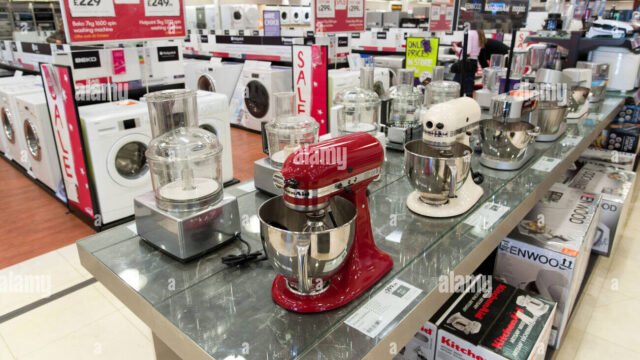 appareils-de-cuisine-electriques-dans-la-comete-store-londres-angleterre-royaume-uni-c9cgmt